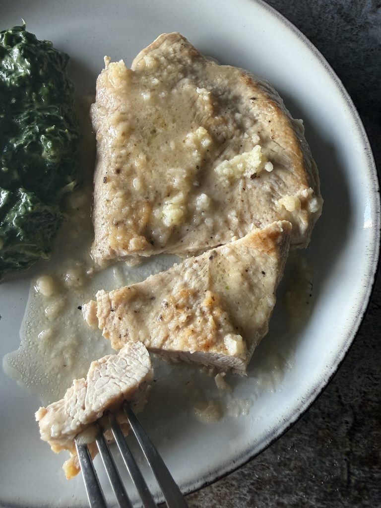 servirani pureći šniceli u umaku od vina